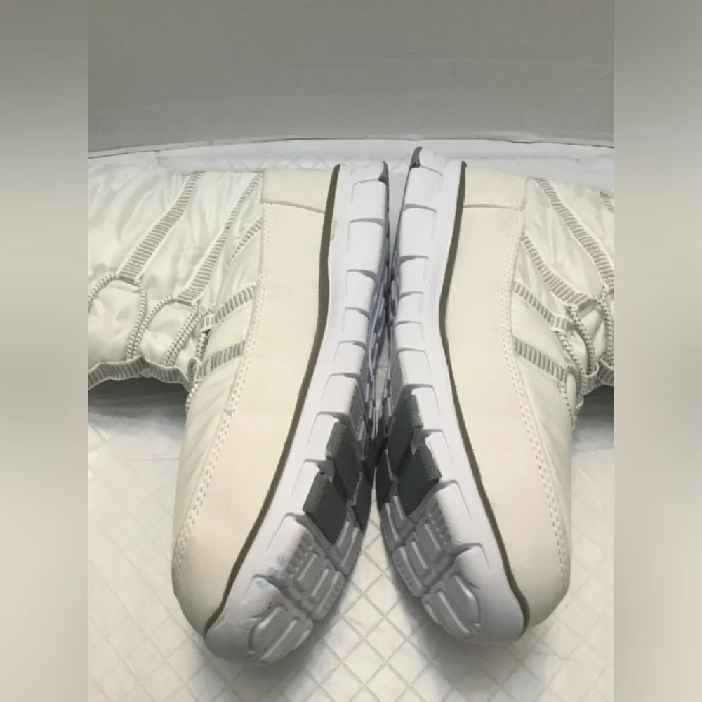 Khombu White Women's Insulated Winter Boots